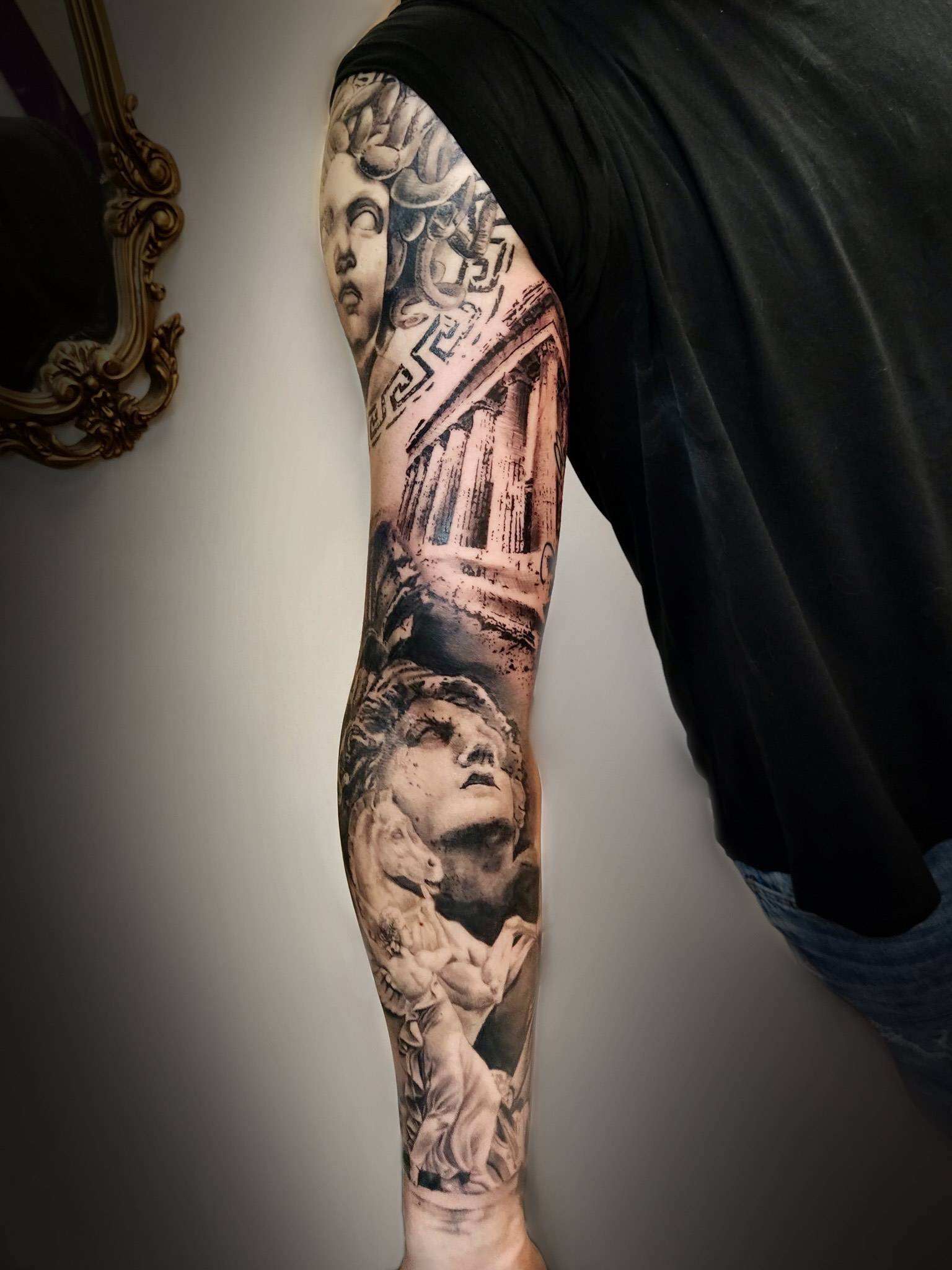 Tatuaje técnica realista composición mitología griega