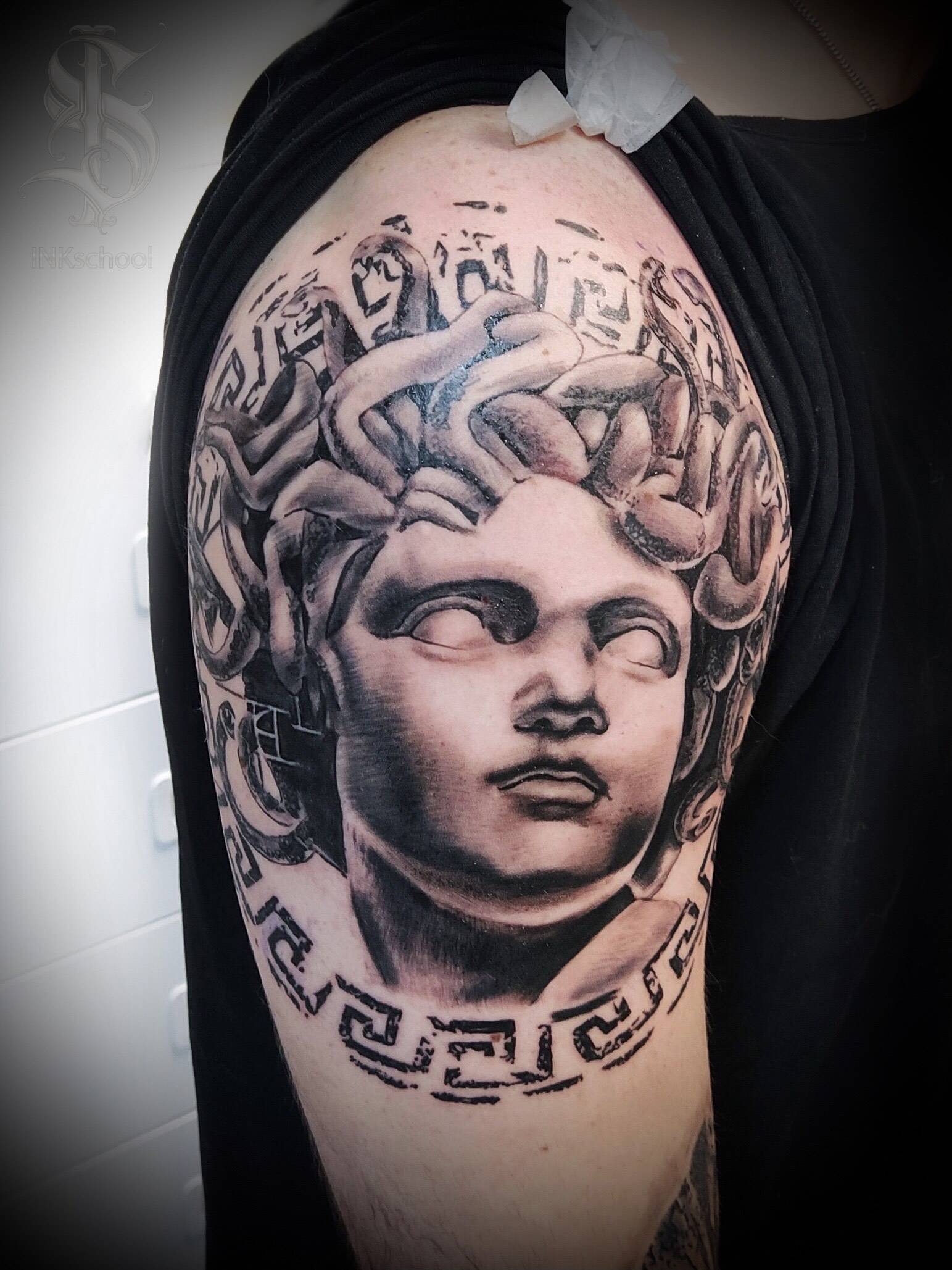 tatuaje de Medusa, técnica realista